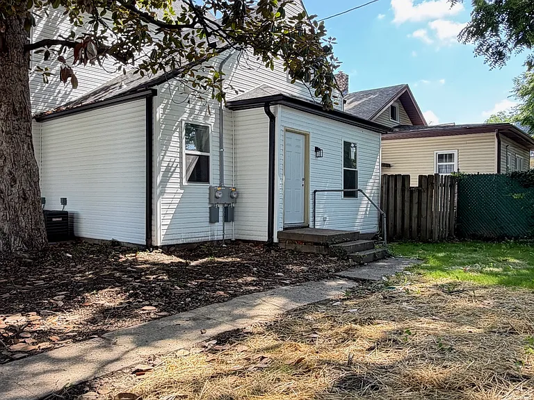 601 E Gum St #B — Photo 10