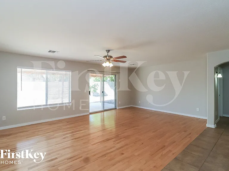 2854 E Phelps Rd — Photo 2