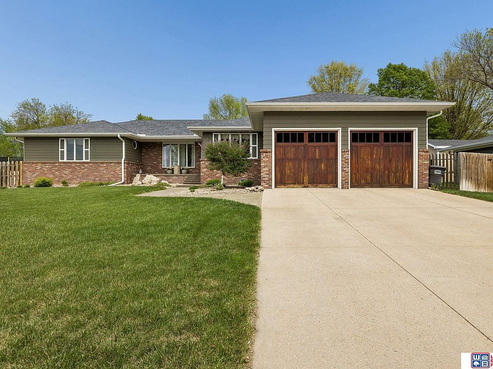 1st image of 915 Woodcrest Ct
