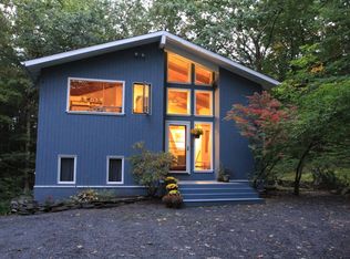 28 Butterhill Rd, Pelham, MA 01002