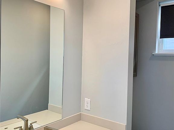 4th image of 924 W 2nd St