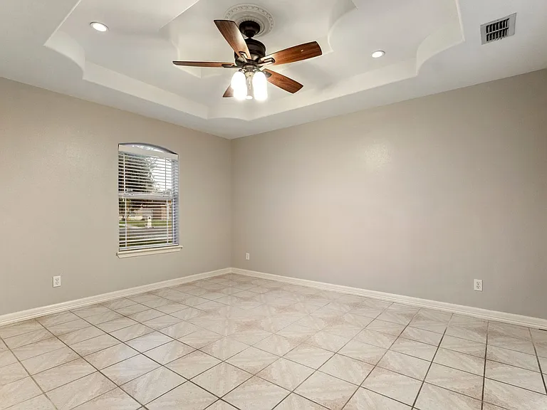 610 Violet Ln — Photo 9