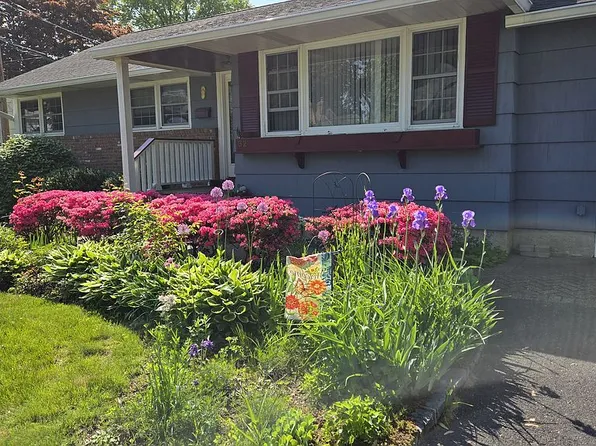 32 Stillman Rd, Glen Cove, NY 11542