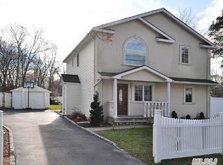 16 W Lyons St, Melville, NY 11747