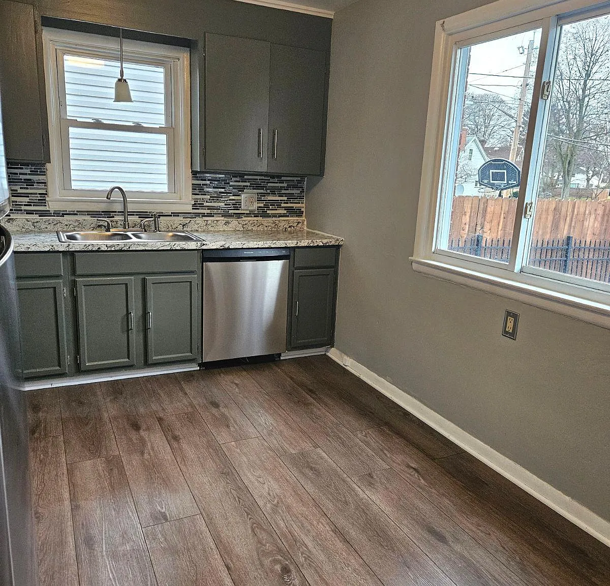 315 Bennington Dr — Photo 3