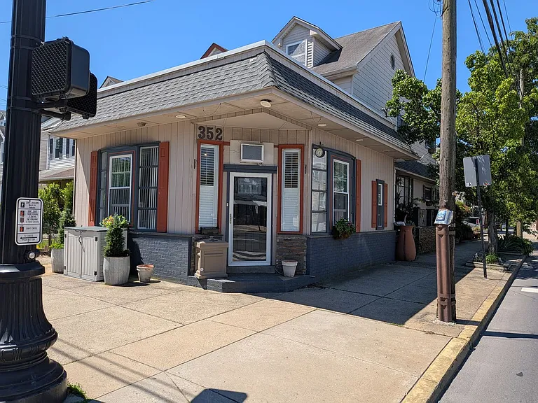 352 Jefferson Ave — Photo 1