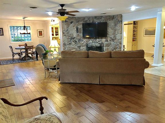 4th image of 2225 Shady Ln