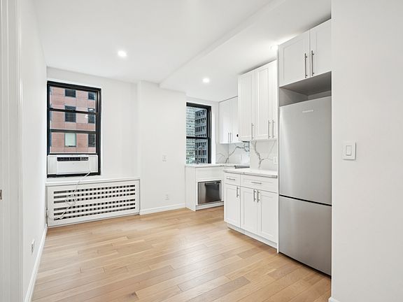 5th image of 160 E 48th St #12QQ
