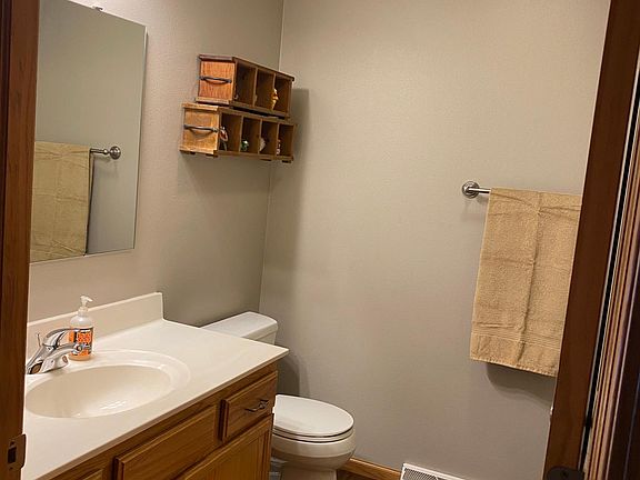 Bathroom 2 (Upper Level)