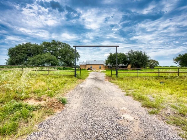 870 County Road 761, Devine, TX 78016