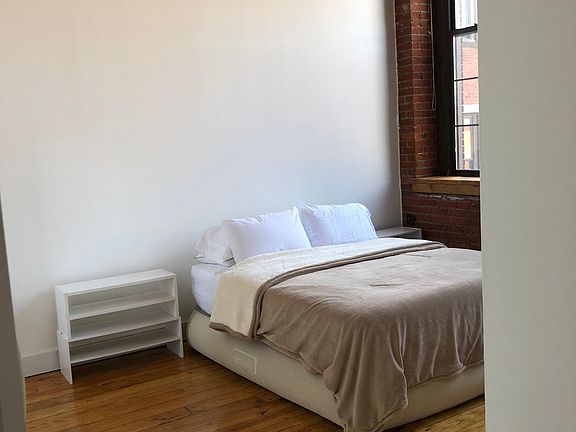 queen bed with 2 sidetables shown