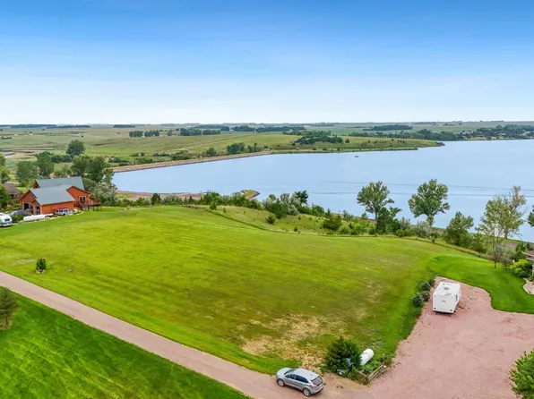 26165 W Sunset Ct, Canistota, SD 57012