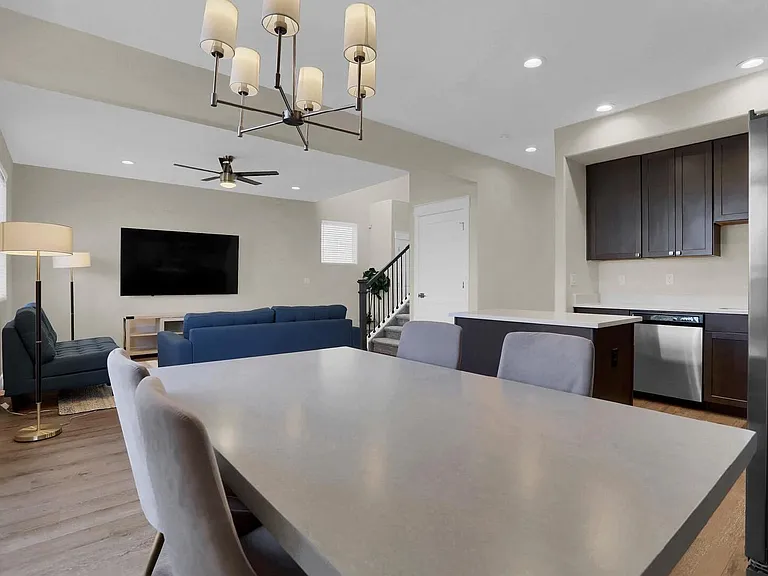 3792 Venice Grv — Photo 8