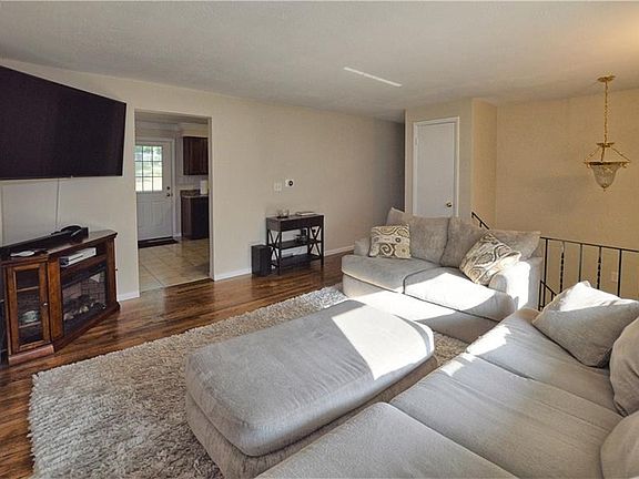 5th image of 233 Greenwood Dr