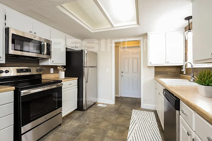 736 Smalley Dr — Photo 3