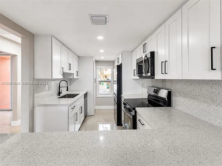 14124 Kendale Lakes Cir #Townhouse 14124 — Photo 6