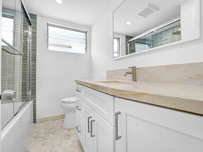 1241 9th St in Santa Monica. Steps to Wilshire Blvd! — Photo 14