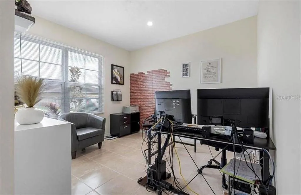 4 bed, 2.0 bath, 1867 sqft, $2,300 — Photo 4