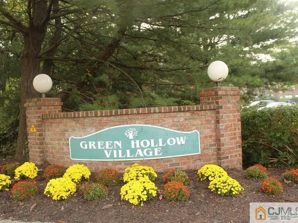 302 Green Hollow Dr, Iselin, NJ 08830