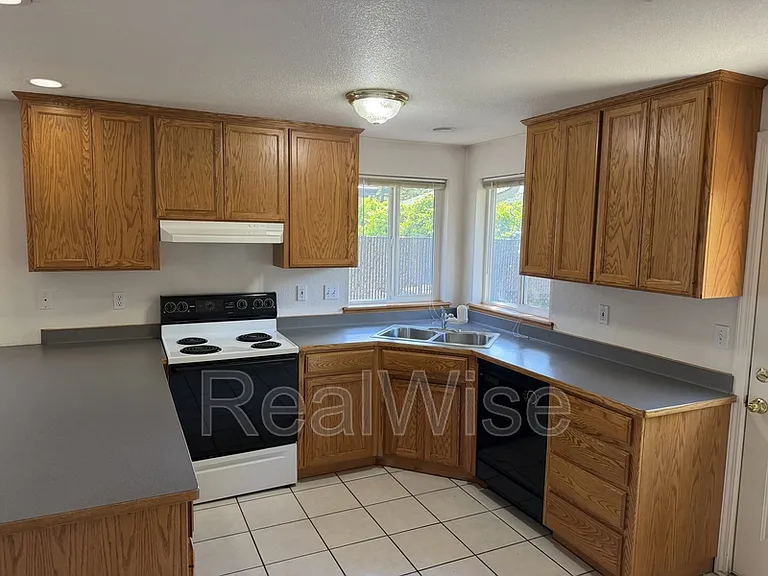 210 3rd St #B — Photo 10