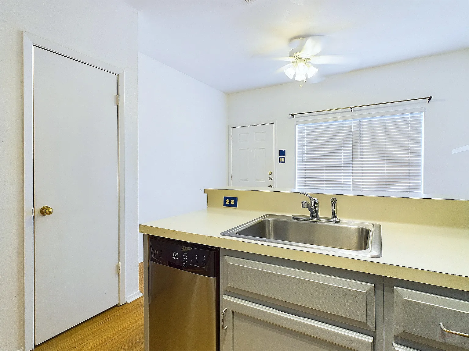 2210 Pearl St Apt 204 — Photo 3