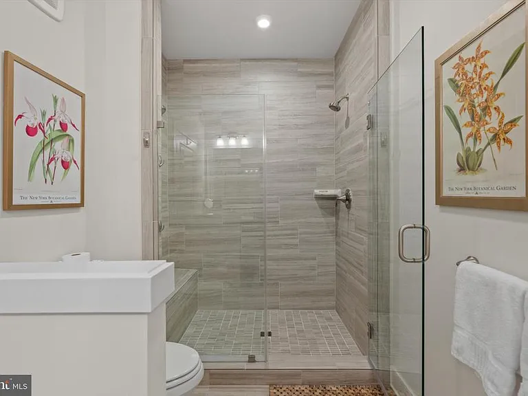 813 Rockwell Ave — Photo 14