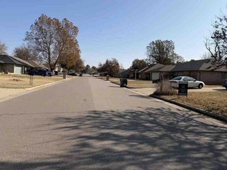 Exterior Neighborhood (street photo)