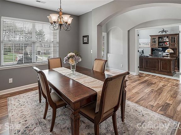 4th image of 126 Lakeshore Hills Dr