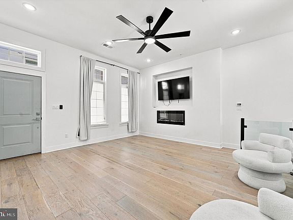 2nd image of 124 E Sharpnack St