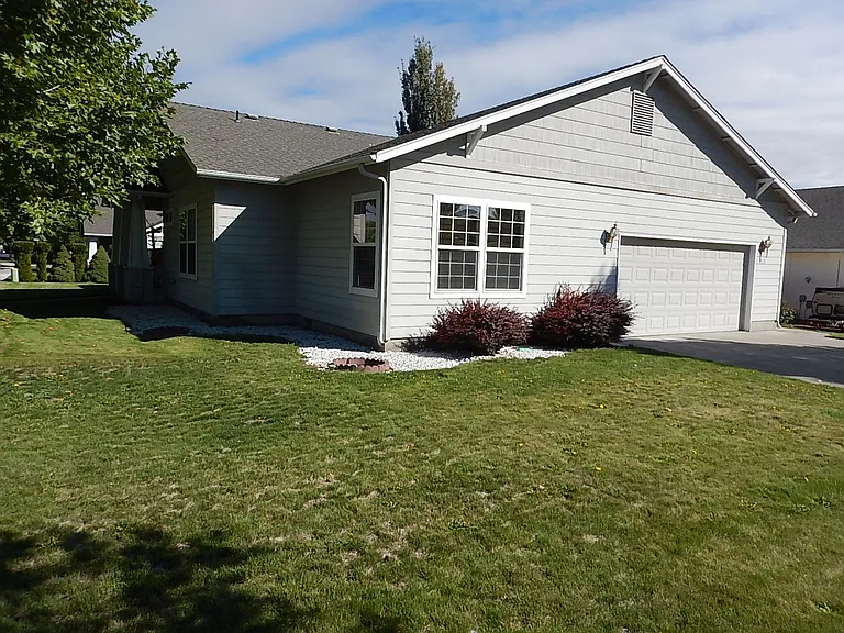 715 NE Fieldstone Ct — Photo 2