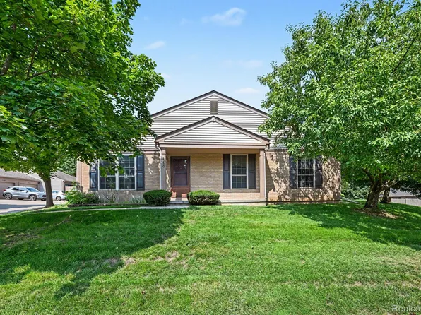 3150 Hidden Ridge Dr, Waterford, MI 48328