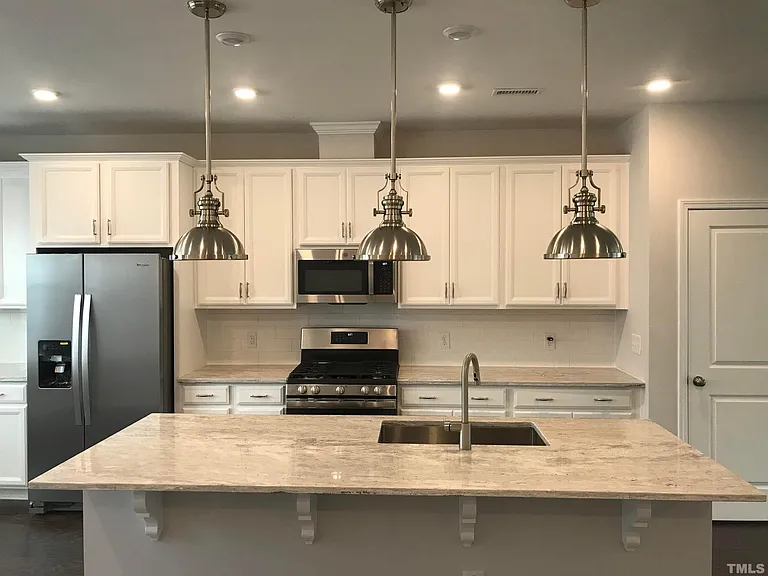 1042 Commack Dr — Photo 5