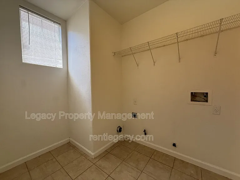 1552 Bailey Dr — Photo 7