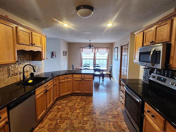 4th image of 995 Lexington WAY