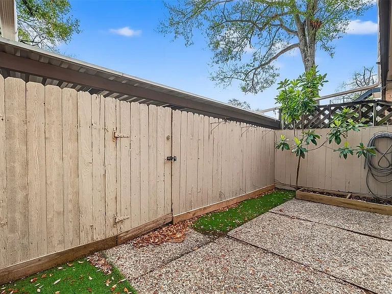 500 N Post Oak Ln — Photo 47