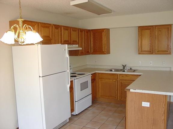 3rd image of 889 N Daisy Ln