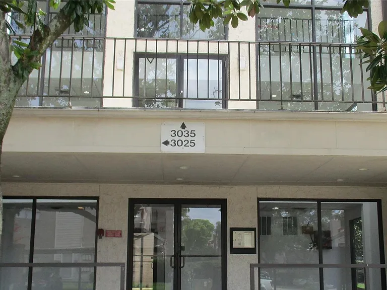 3025 Walnut Bend Ln #21 — Photo 2