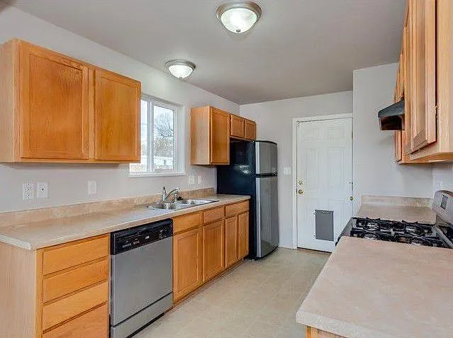 694 Bayberry Ct — Photo 6