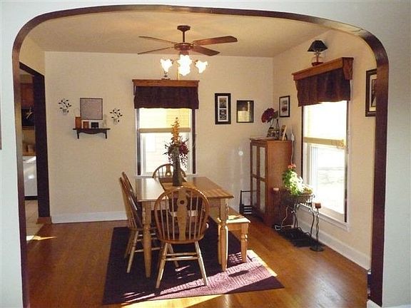 Dining area - hardwood flooring