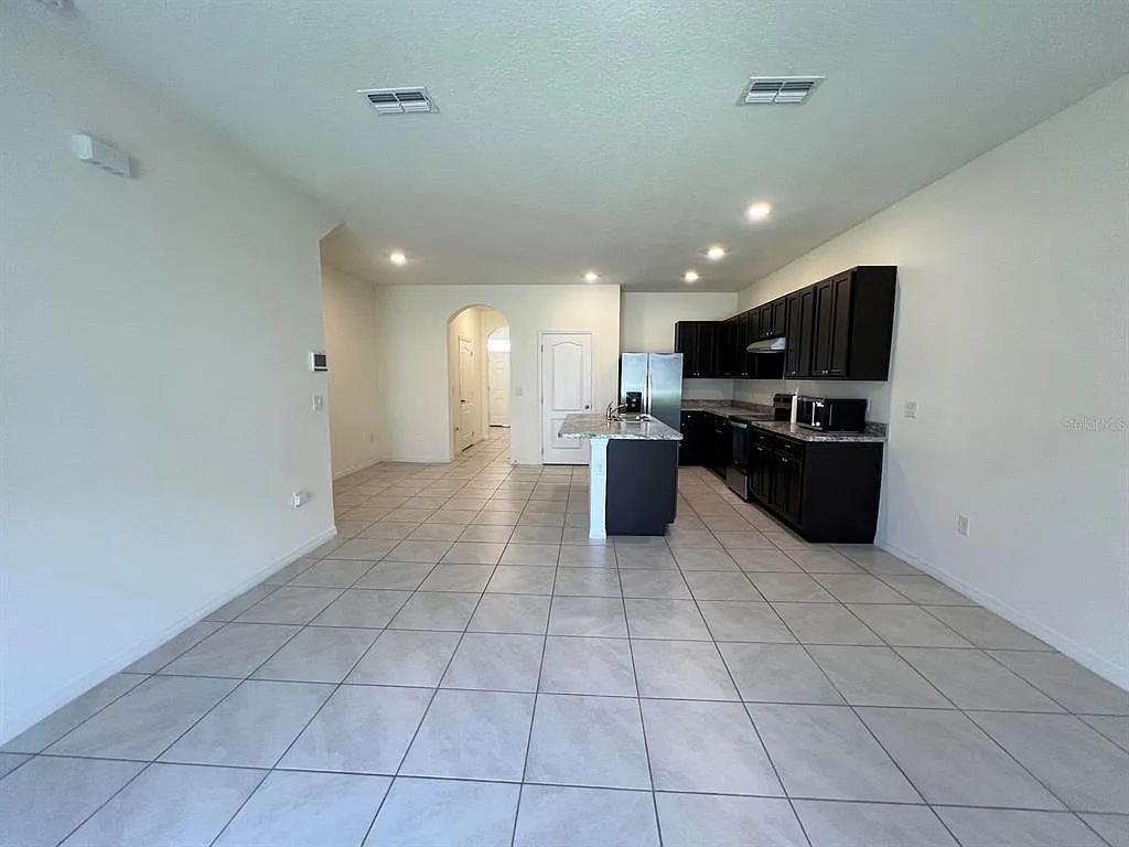 3 bed, 2.5 bath, 1720 sqft, $2,100 — Photo 3