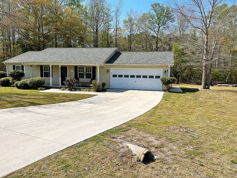 203 Stockton Ct — Photo 2