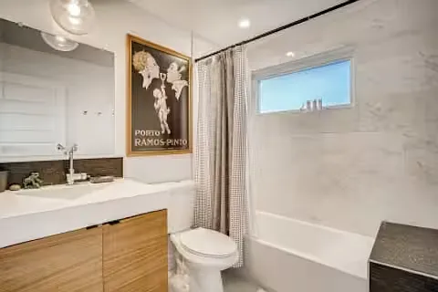 Third floor full bathroom