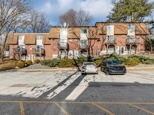 645 Robbins Ave APT 55, Dracut, MA 01826