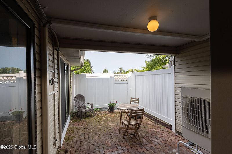 5th image of 51 Yorkshire Drive