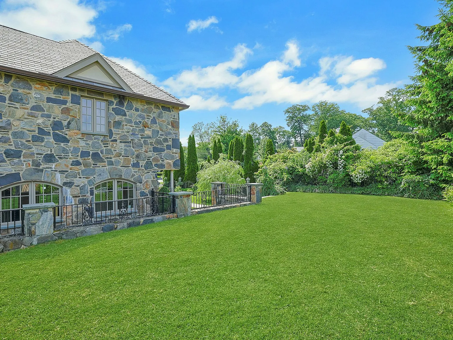 4 bed, 2.5 bath, 4600 sqft, $18,750 — Photo 4