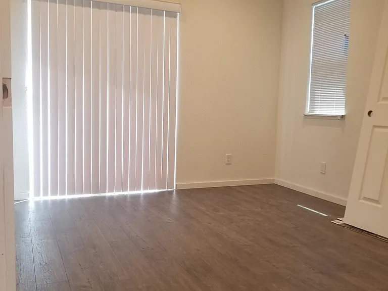 406 S Laurel St — Photo 22