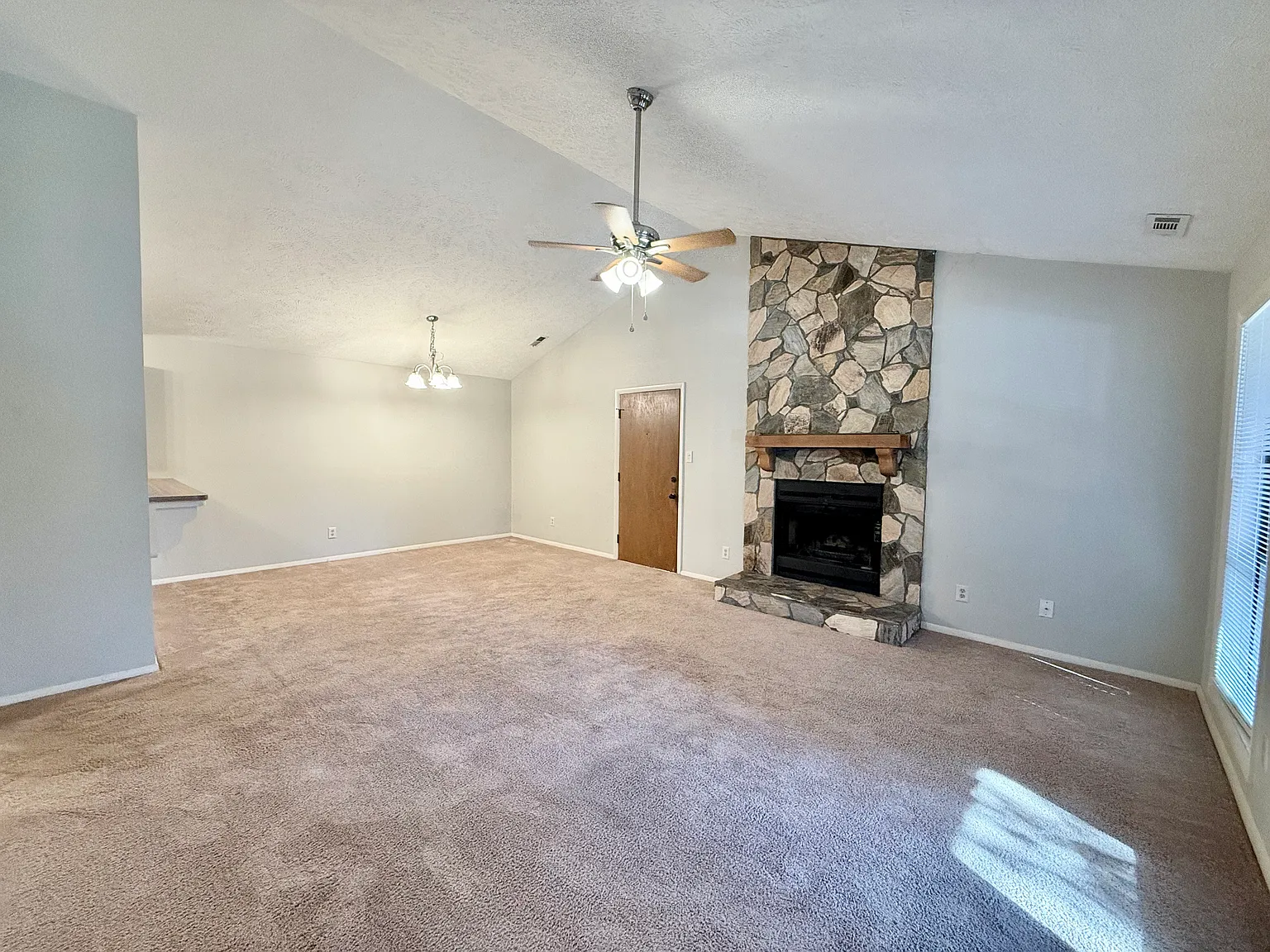 2 bed, 1063 sqft, $995 — Photo 2
