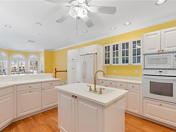 5th image of 870 Pinellas Bayway S