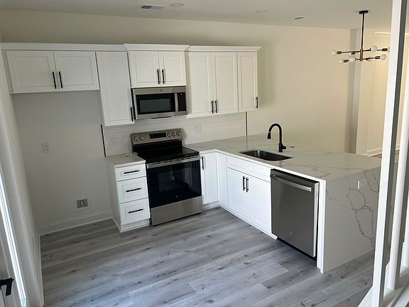 5th image of 821 Rebecca Ln #6B