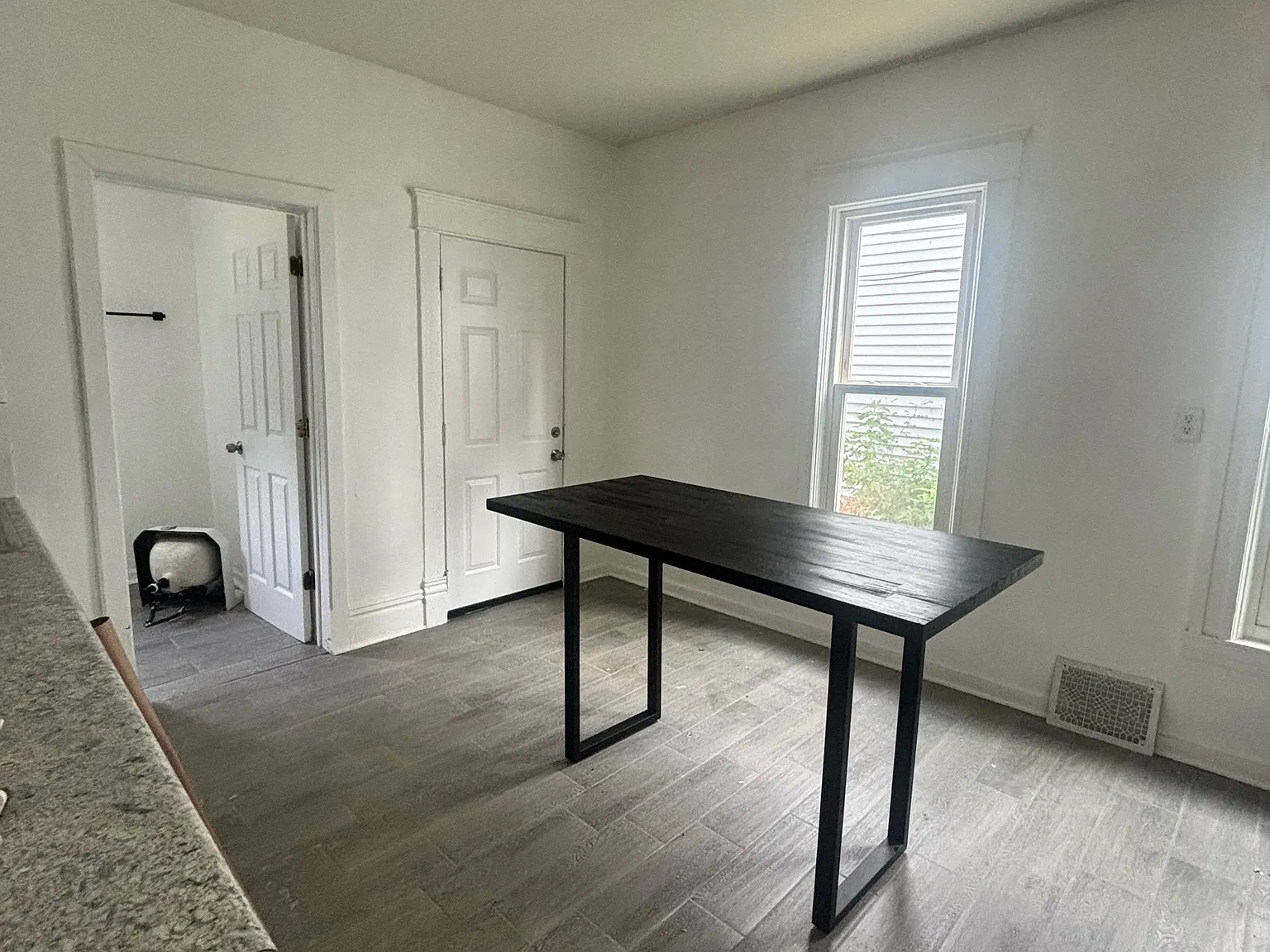 5 bed, 1900 sqft, $2,100 — Photo 2